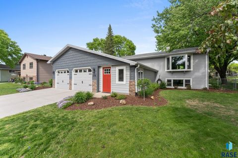 Single Family Residence in Brandon SD 208 S Yellowstone Dr Drive.jpg