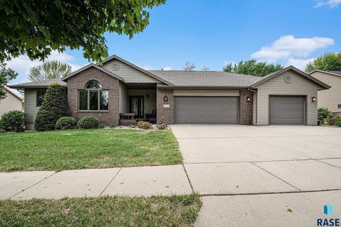 Single Family Residence in Luverne MN 711 Britz Dr Drive.jpg