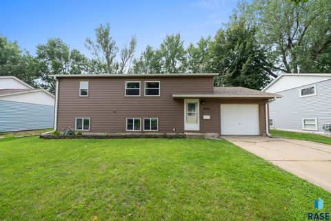 Single Family Residence in Sioux Falls SD 4009 E 23rd St Street.jpg