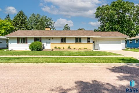 Single Family Residence in Beresford SD 207 S 11th St Street.jpg