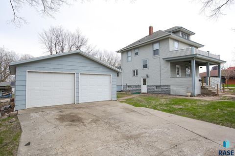 Single Family Residence in Luverne MN 504 N Cedar St Street 3.jpg