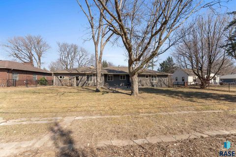 Single Family Residence in Sioux Falls SD 1209 S Lyndale Ave Avenue 53.jpg