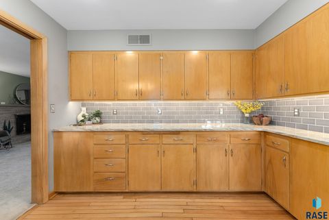 Single Family Residence in Sioux Falls SD 1209 S Lyndale Ave Avenue 20.jpg