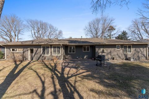 Single Family Residence in Sioux Falls SD 1209 S Lyndale Ave Avenue 52.jpg