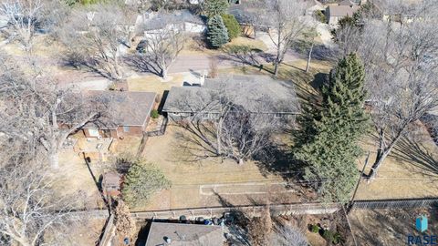 Single Family Residence in Sioux Falls SD 1209 S Lyndale Ave Avenue 57.jpg
