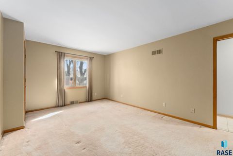 Single Family Residence in Sioux Falls SD 1209 S Lyndale Ave Avenue 33.jpg