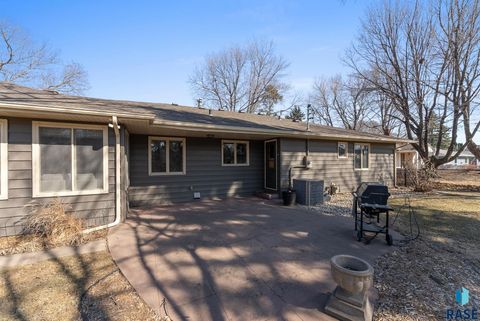 Single Family Residence in Sioux Falls SD 1209 S Lyndale Ave Avenue 51.jpg