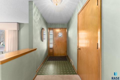 Single Family Residence in Sioux Falls SD 1209 S Lyndale Ave Avenue 5.jpg