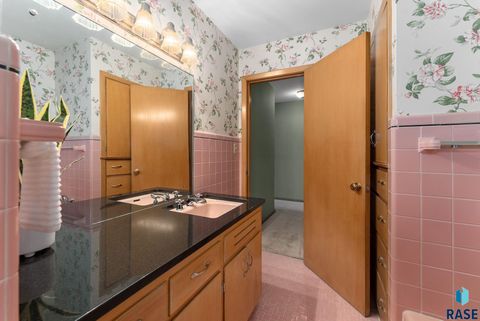 Single Family Residence in Sioux Falls SD 1209 S Lyndale Ave Avenue 36.jpg