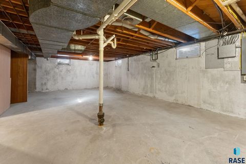 Single Family Residence in Sioux Falls SD 1209 S Lyndale Ave Avenue 47.jpg