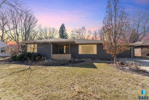 Single Family Residence in Sioux Falls SD 1209 S Lyndale Ave Avenue 1.jpg