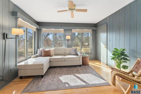Single Family Residence in Sioux Falls SD 1209 S Lyndale Ave Avenue 14.jpg