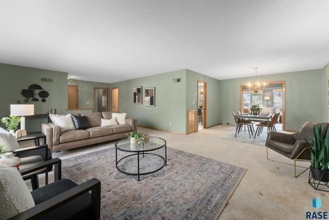 Single Family Residence in Sioux Falls SD 1209 S Lyndale Ave Avenue 11.jpg