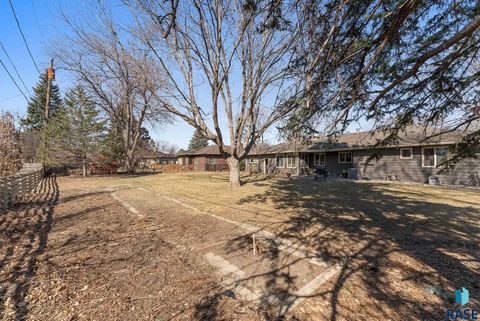 Single Family Residence in Sioux Falls SD 1209 S Lyndale Ave Avenue 54.jpg