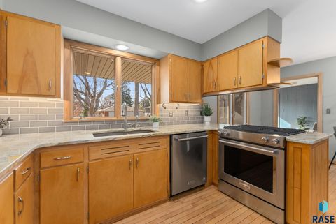 Single Family Residence in Sioux Falls SD 1209 S Lyndale Ave Avenue 24.jpg