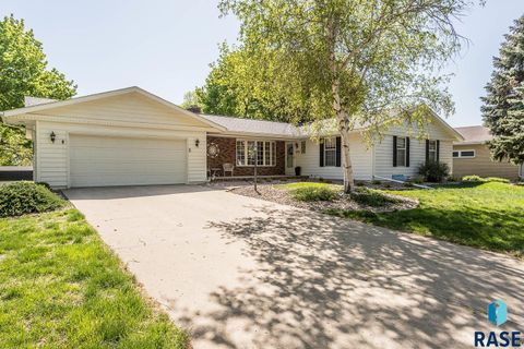 Single Family Residence in Luverne MN 1208 HAMPSHIRE Cir Circle.jpg