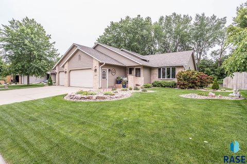 Single Family Residence in Brandon SD 1005 S Parkview Blvd Boulevard.jpg