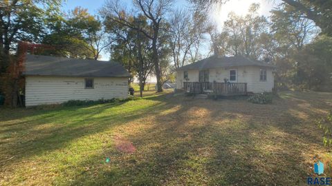 Single Family Residence in Flandreau SD 48779 238th St Street.jpg