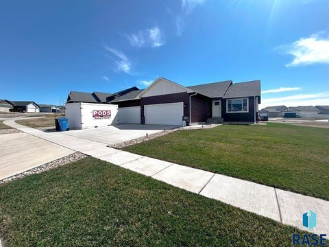 Single Family Residence in Sioux Falls SD 6704 W Viola Ct Court.jpg