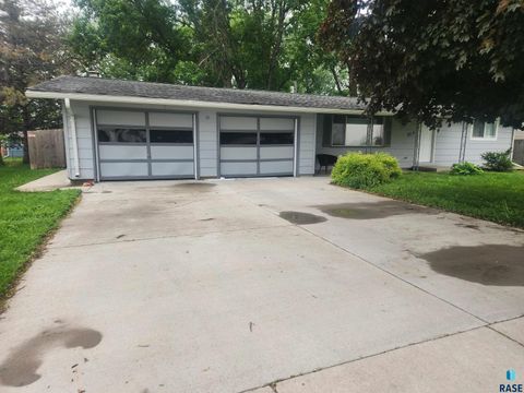 Single Family Residence in Dell Rapids SD 505 E 15th St Street.jpg