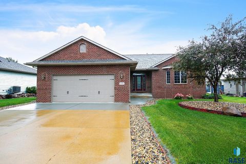 Single Family Residence in Sioux Falls SD 200 S Dewberry Cir Circle.jpg