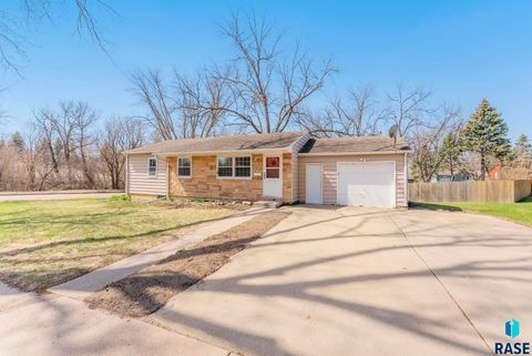 Single Family Residence in Sioux Falls SD 1717 S Larry Ln Lane.jpg