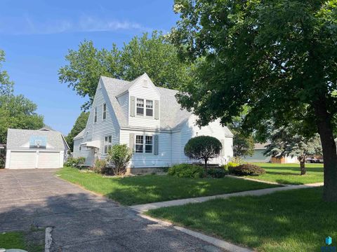 Single Family Residence in Luverne MN 715 McKenzie St Street.jpg