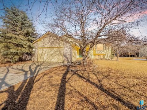 Single Family Residence in Sioux Falls SD 3700 E 42nd St Street.jpg