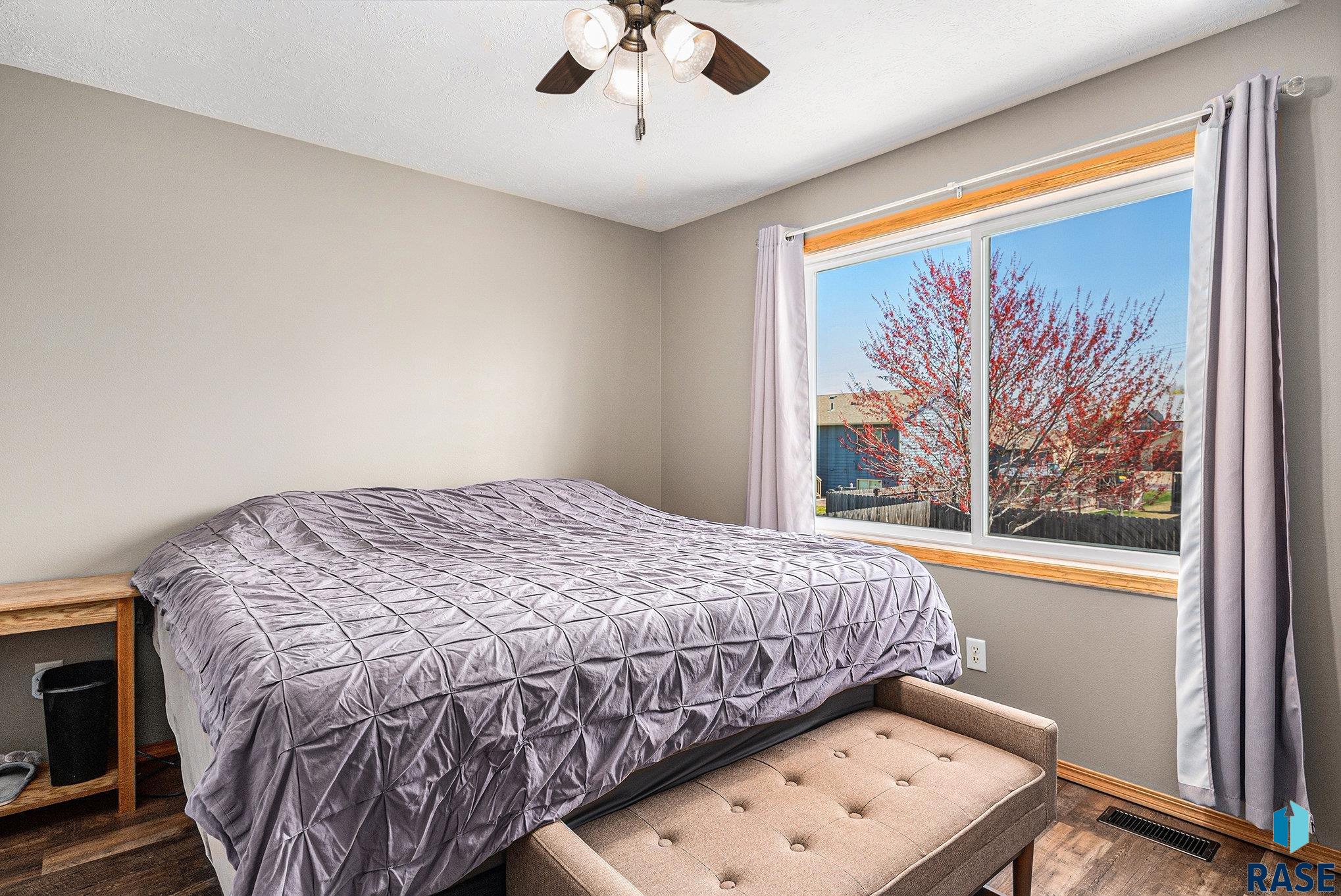Single Family Residence in Sioux Falls SD 5104 S Carrick Ave Avenue 11.jpg