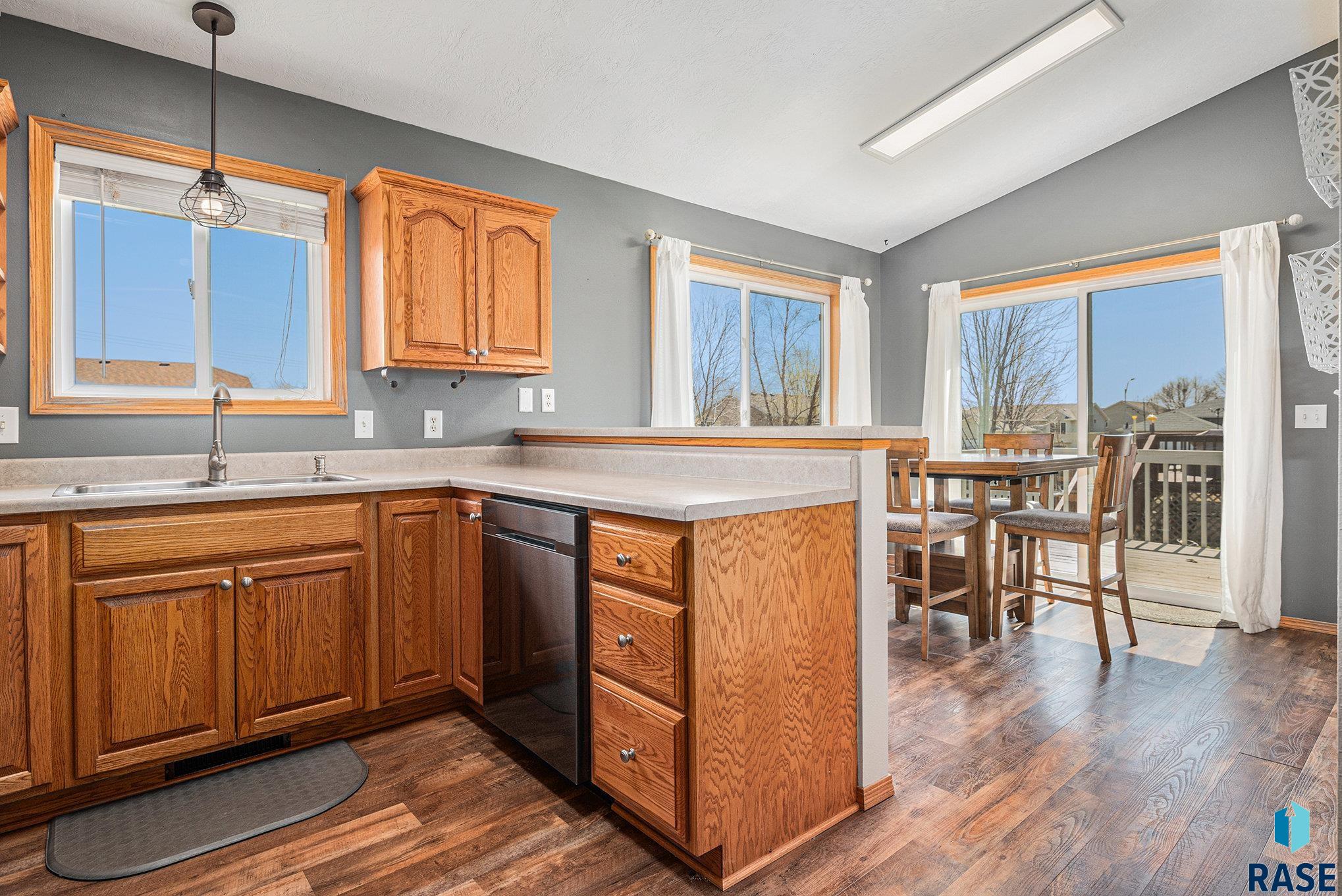 Single Family Residence in Sioux Falls SD 5104 S Carrick Ave Avenue 9.jpg