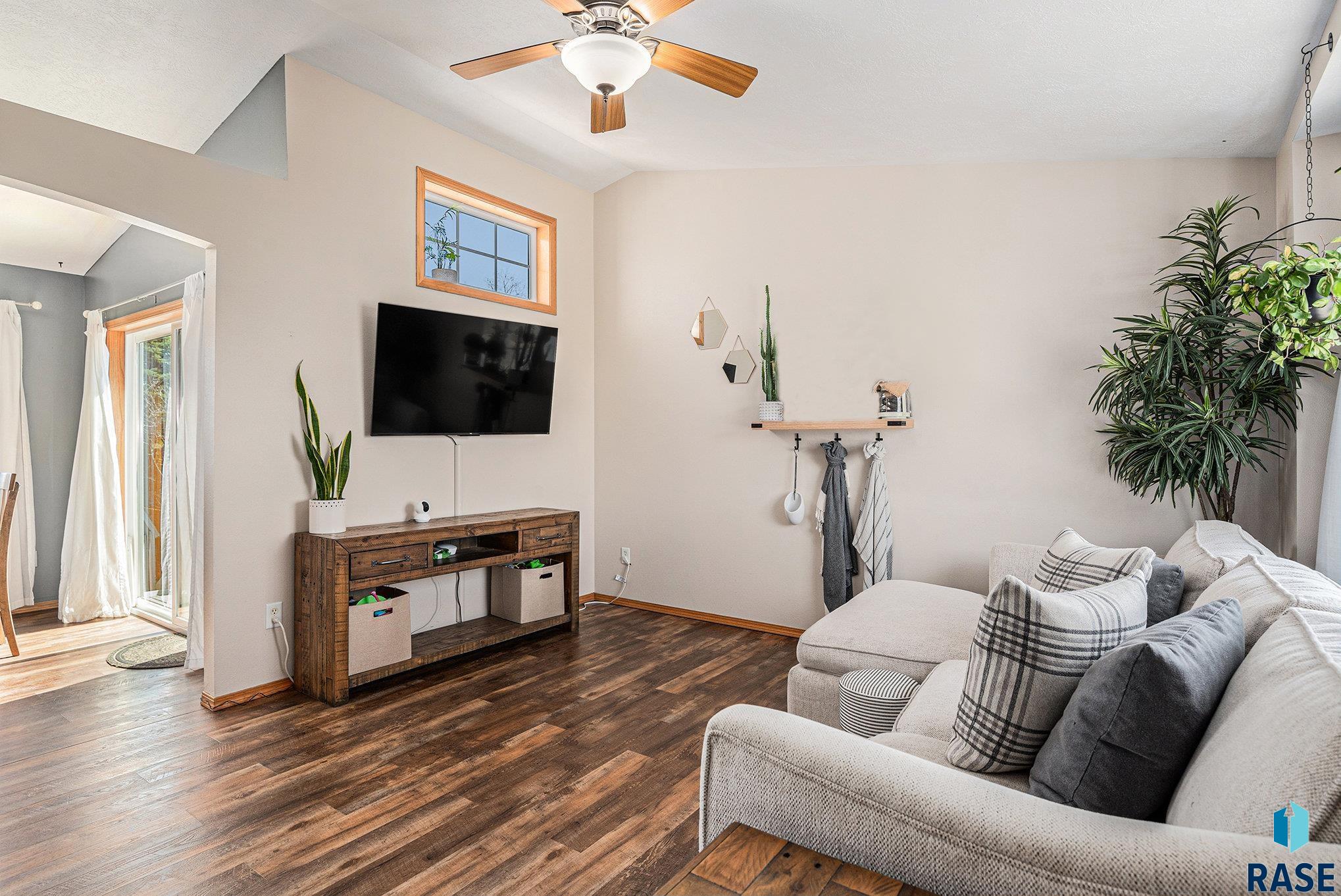 Single Family Residence in Sioux Falls SD 5104 S Carrick Ave Avenue 4.jpg