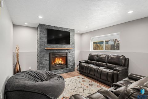Single Family Residence in Sioux Falls SD 5104 S Carrick Ave Avenue 15.jpg