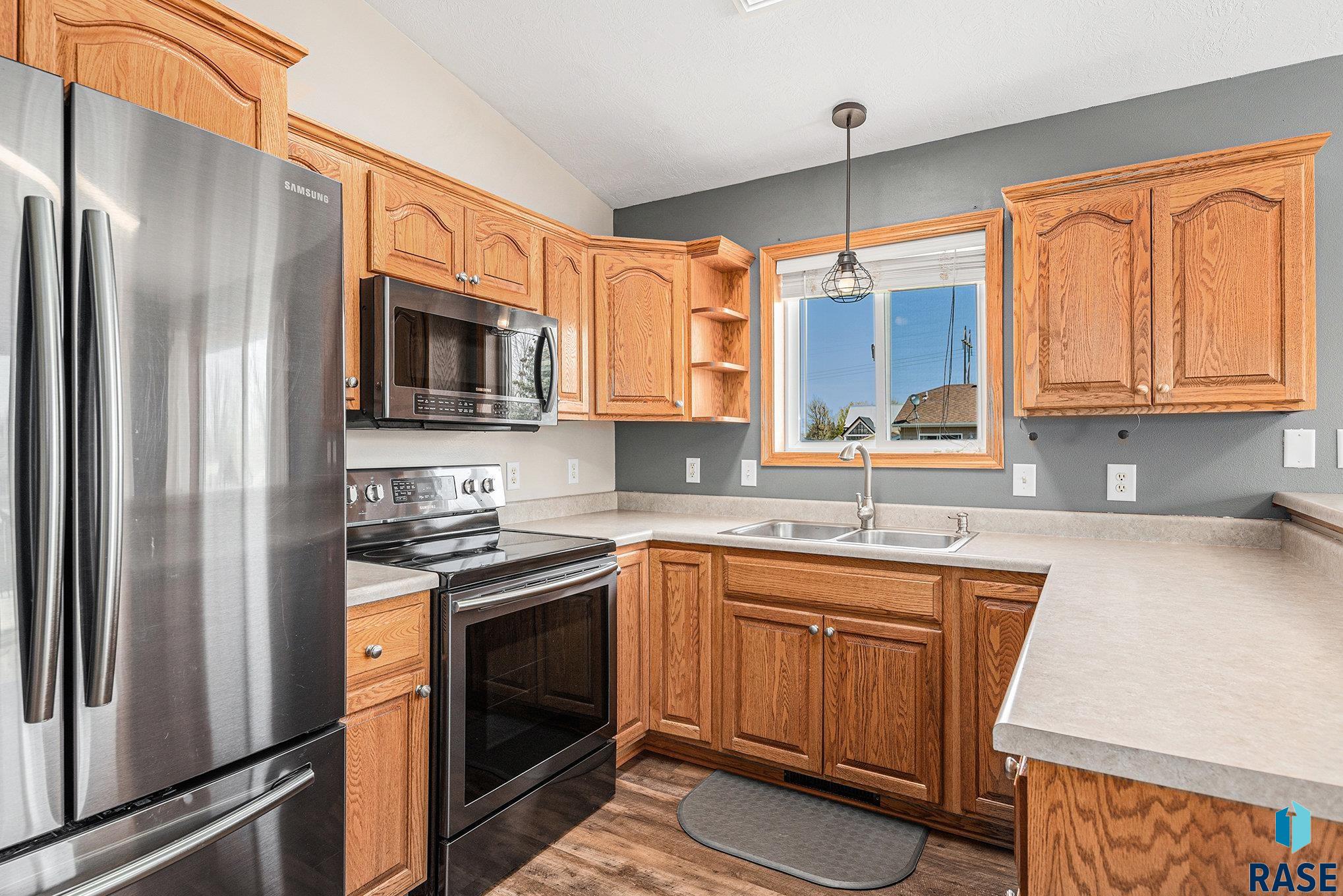 Single Family Residence in Sioux Falls SD 5104 S Carrick Ave Avenue 8.jpg