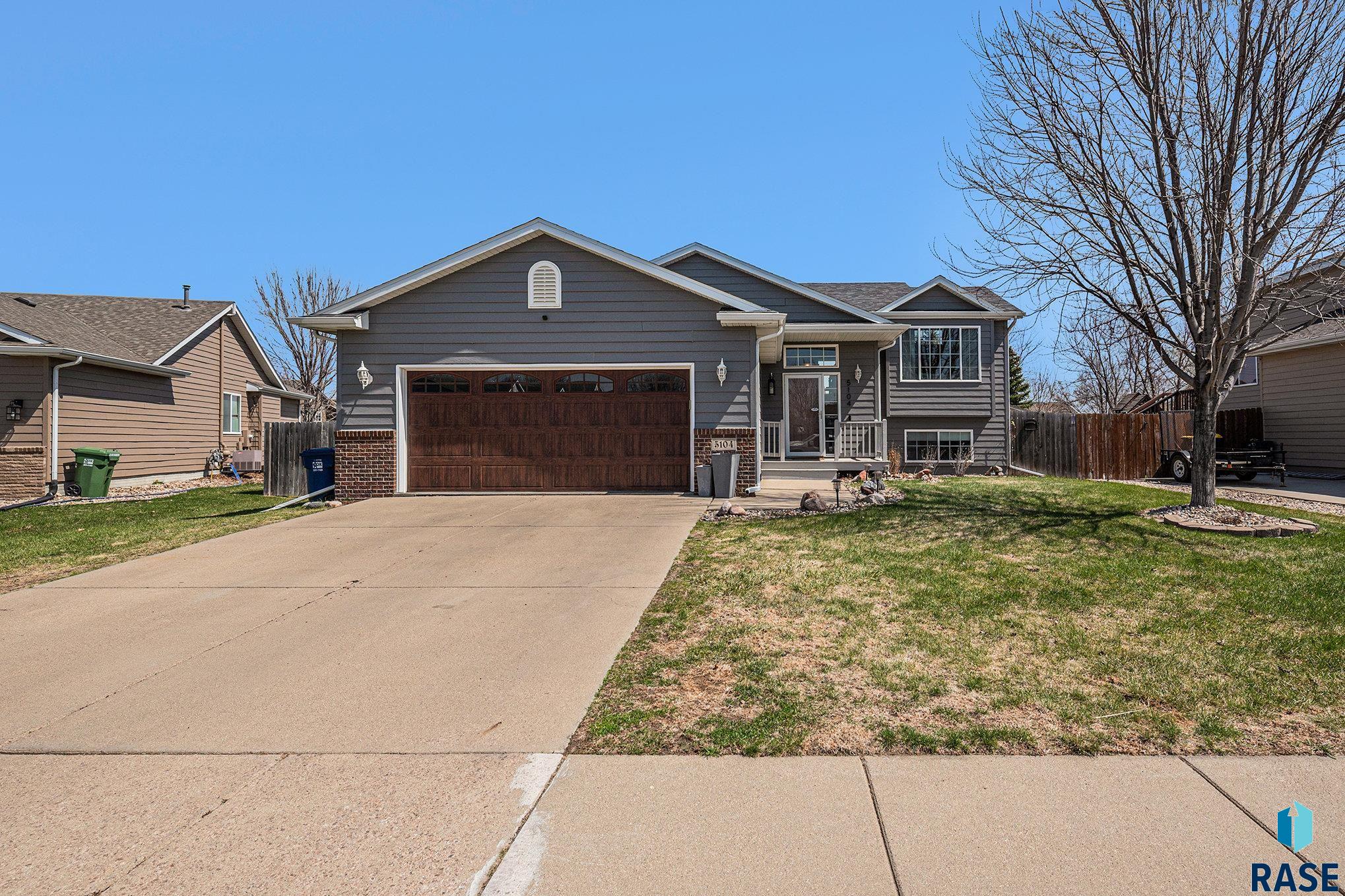 Single Family Residence in Sioux Falls SD 5104 S Carrick Ave Avenue 2.jpg