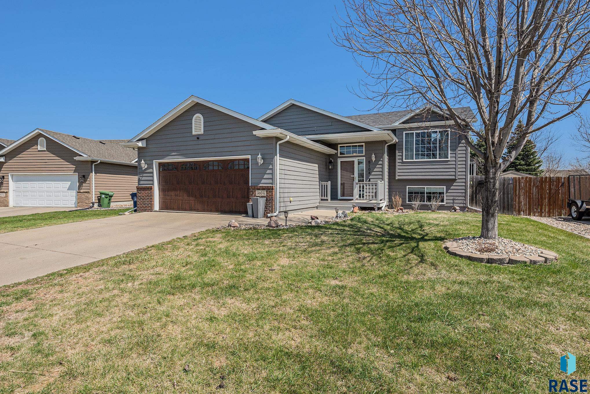 Single Family Residence in Sioux Falls SD 5104 S Carrick Ave Avenue 1.jpg