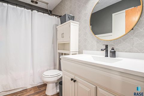 Single Family Residence in Sioux Falls SD 5104 S Carrick Ave Avenue 14.jpg