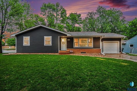 Single Family Residence in Luverne MN 1034 N Elmwood Ave Avenue.jpg