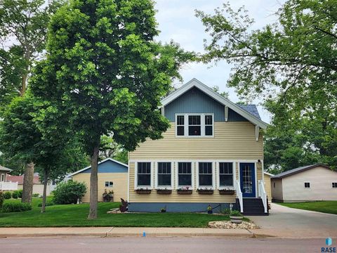 Single Family Residence in Salem SD 521 N Nebraska St Street.jpg