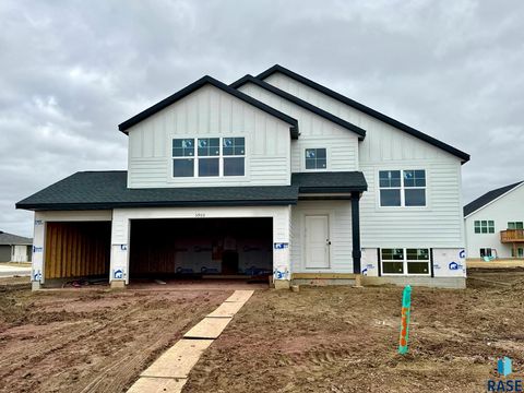 Single Family Residence in Sioux Falls SD 5900 S Coneflower Ave Avenue.jpg
