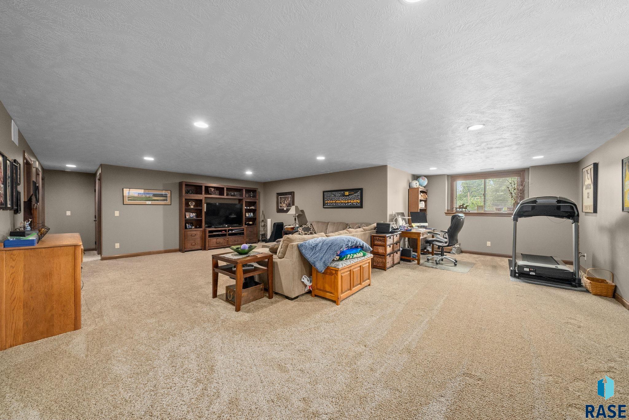 Single Family Residence in Sioux Falls SD 1316 S Monticello Ct Court 22.jpg