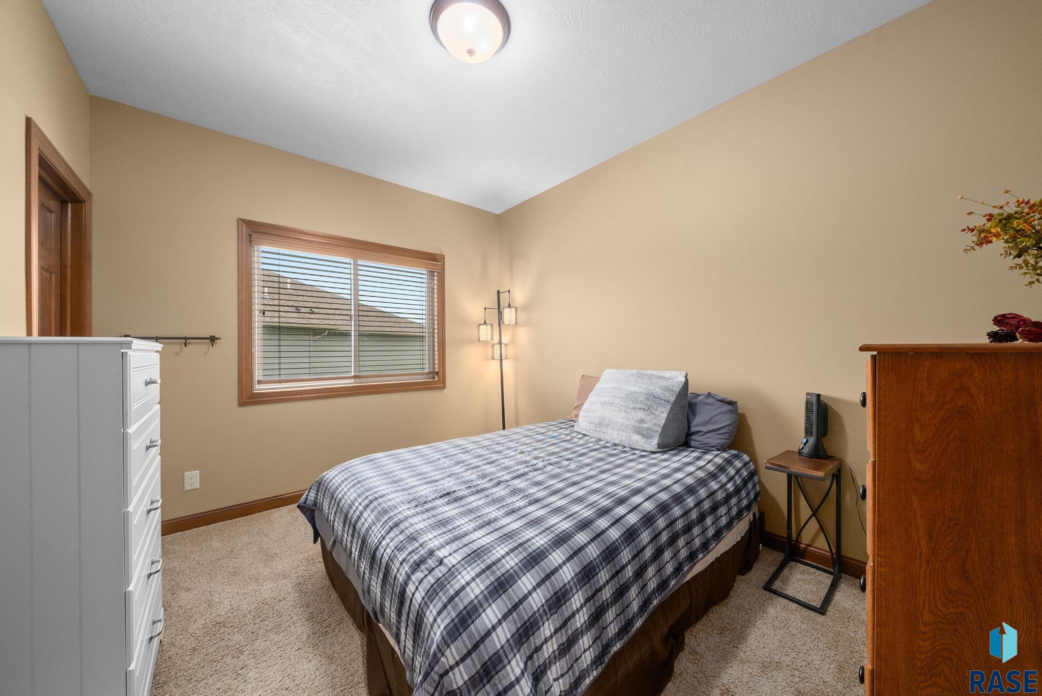 Single Family Residence in Sioux Falls SD 1316 S Monticello Ct Court 18.jpg