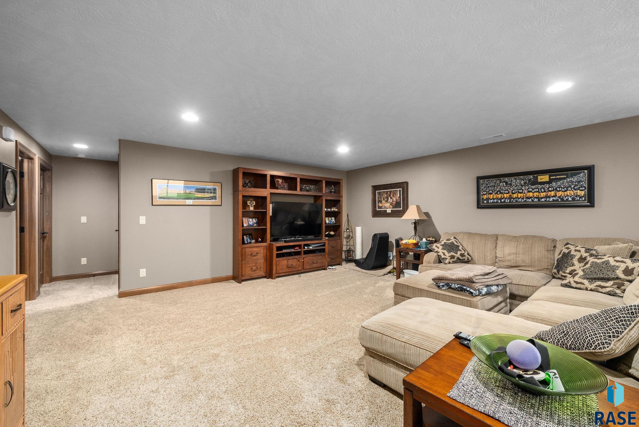 Single Family Residence in Sioux Falls SD 1316 S Monticello Ct Court 21.jpg