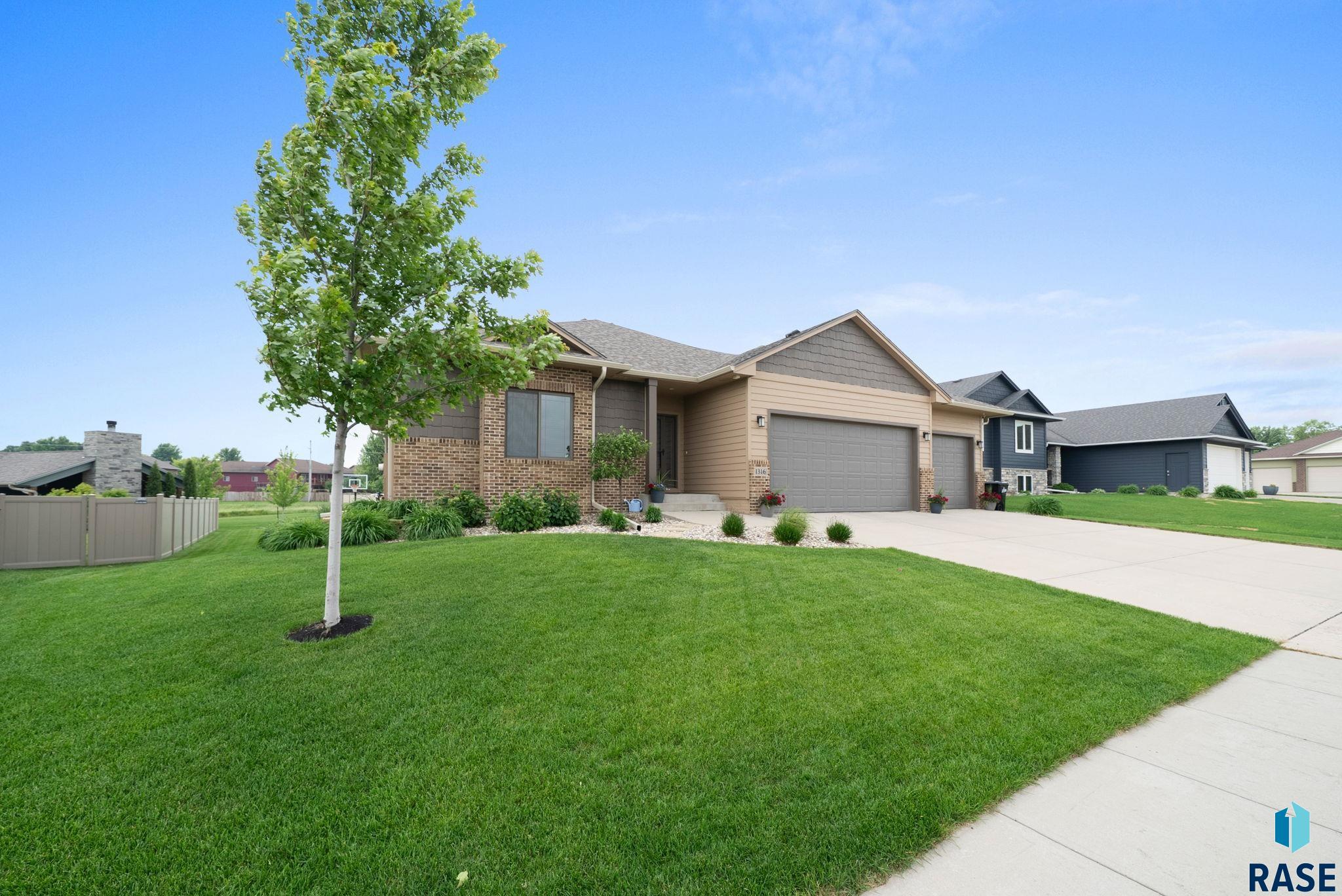 Single Family Residence in Sioux Falls SD 1316 S Monticello Ct Court 31.jpg