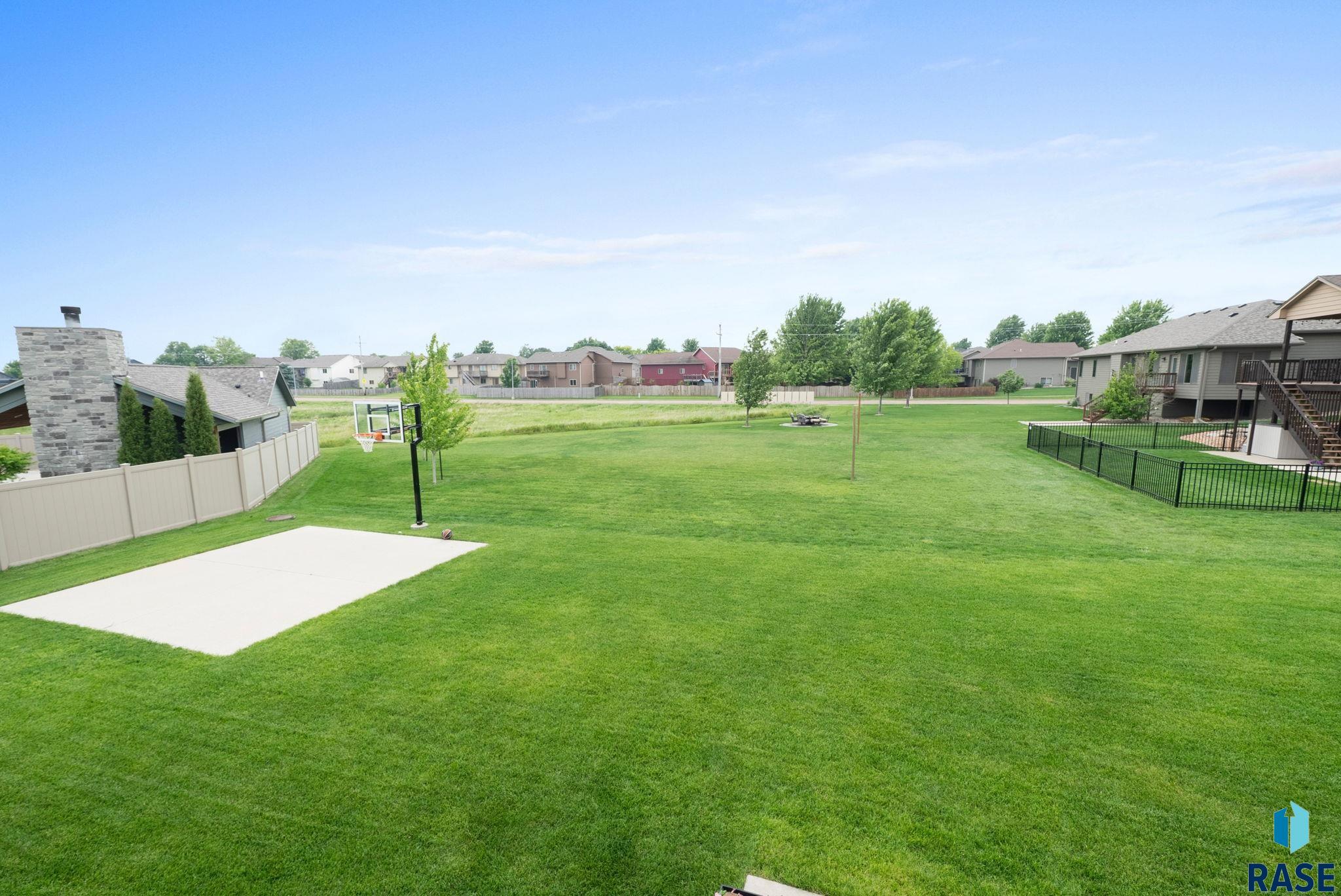 Single Family Residence in Sioux Falls SD 1316 S Monticello Ct Court 27.jpg