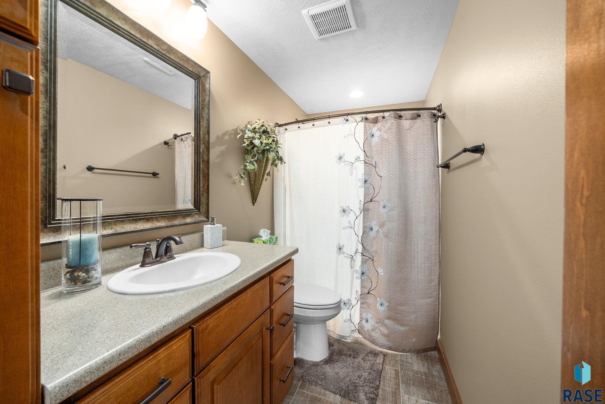 Single Family Residence in Sioux Falls SD 1316 S Monticello Ct Court 24.jpg