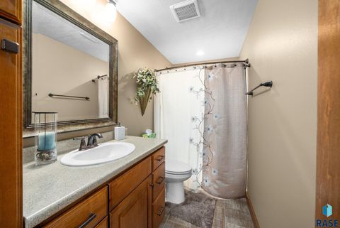 Single Family Residence in Sioux Falls SD 1316 S Monticello Ct Court 24.jpg