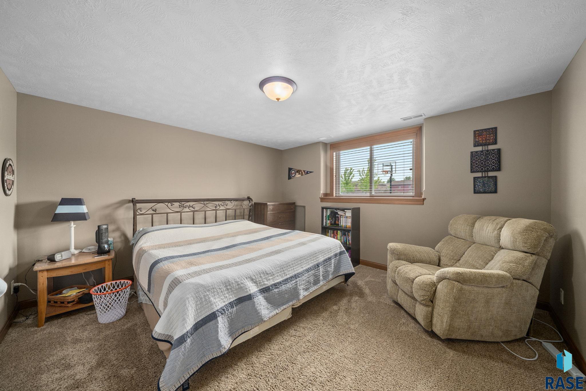 Single Family Residence in Sioux Falls SD 1316 S Monticello Ct Court 23.jpg