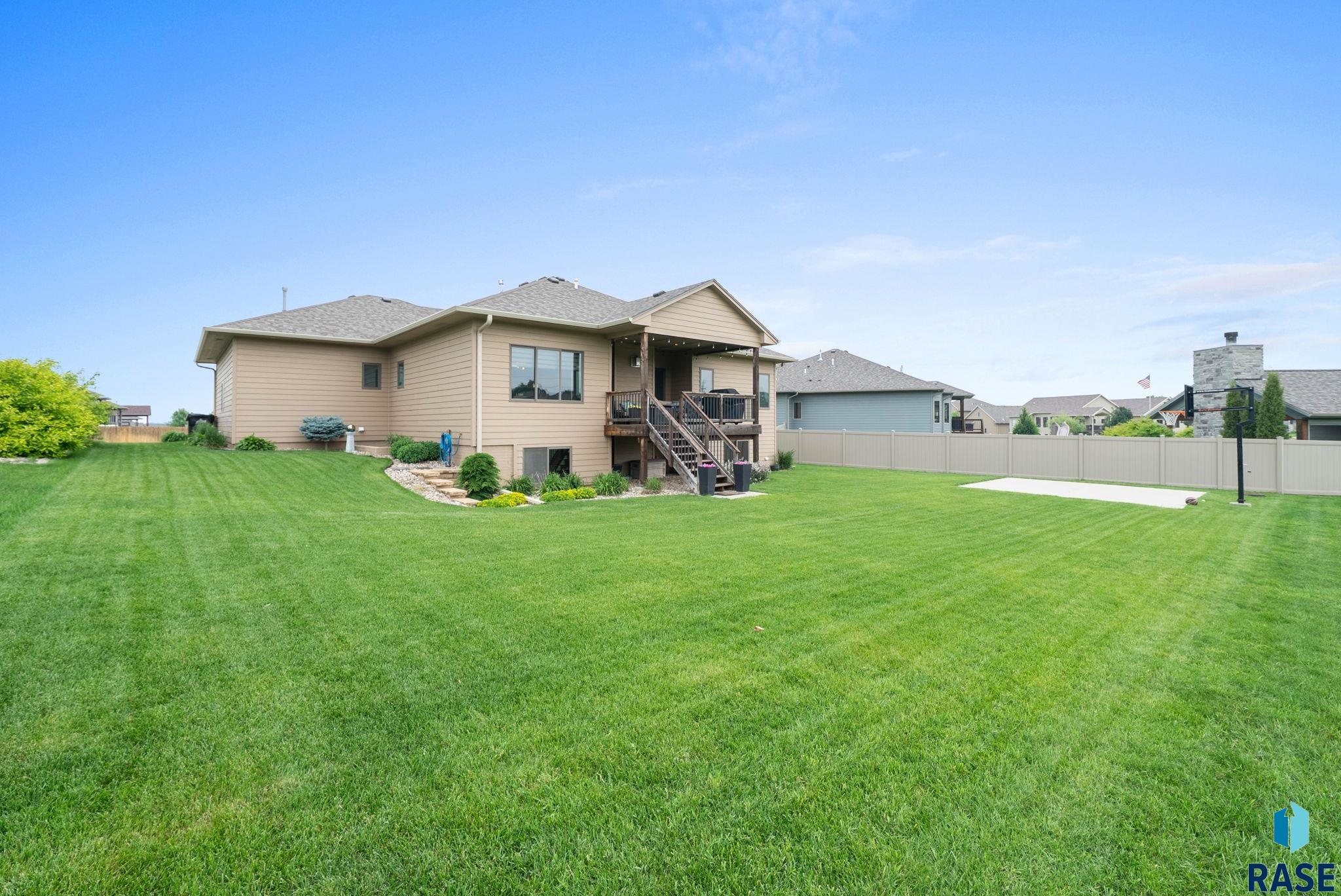 Single Family Residence in Sioux Falls SD 1316 S Monticello Ct Court 26.jpg