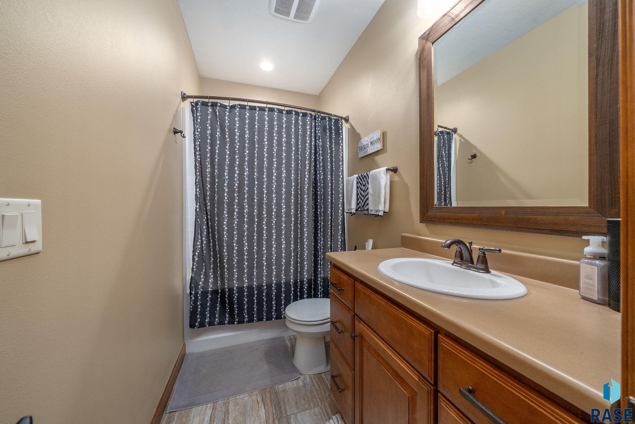 Single Family Residence in Sioux Falls SD 1316 S Monticello Ct Court 19.jpg