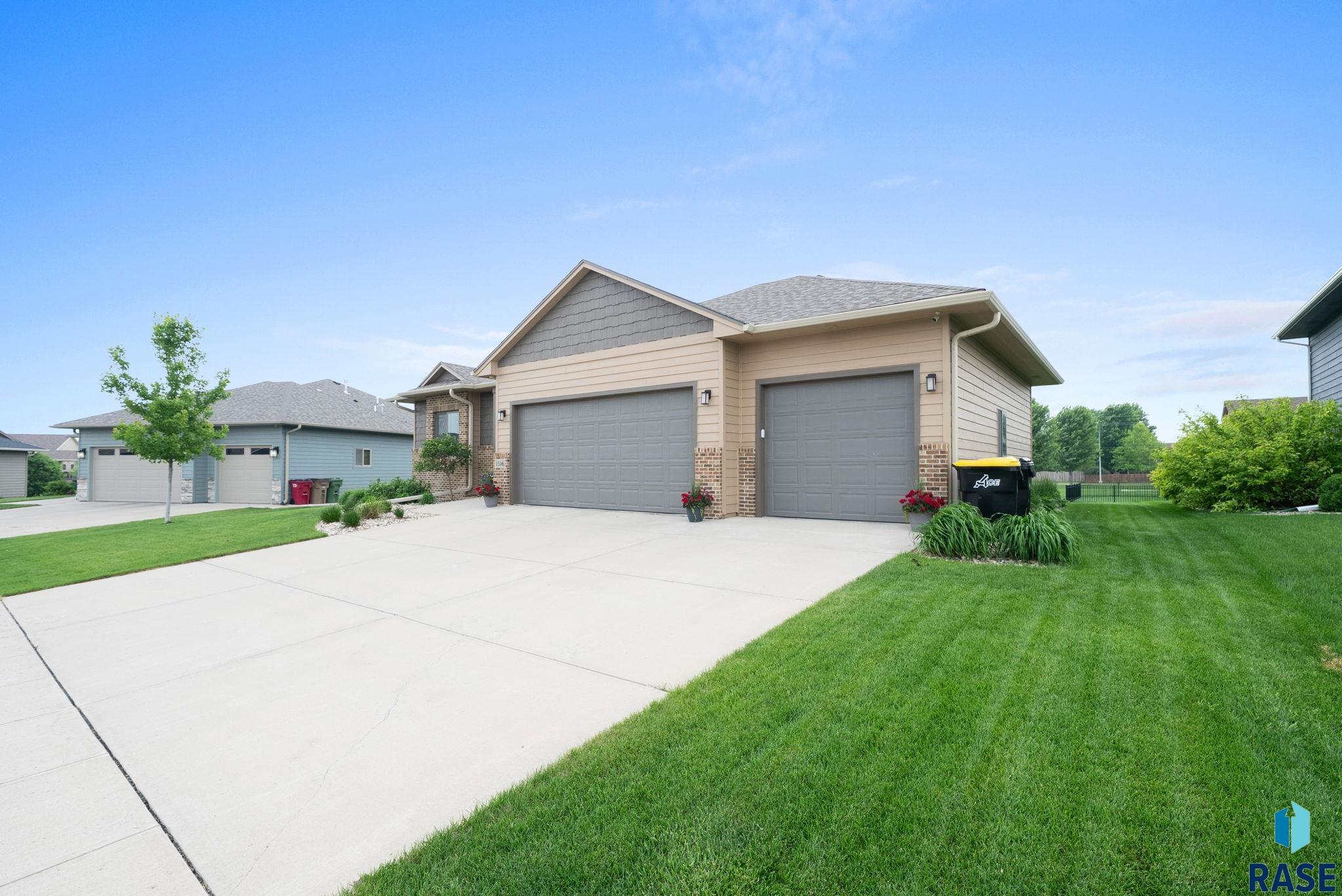 Single Family Residence in Sioux Falls SD 1316 S Monticello Ct Court 30.jpg